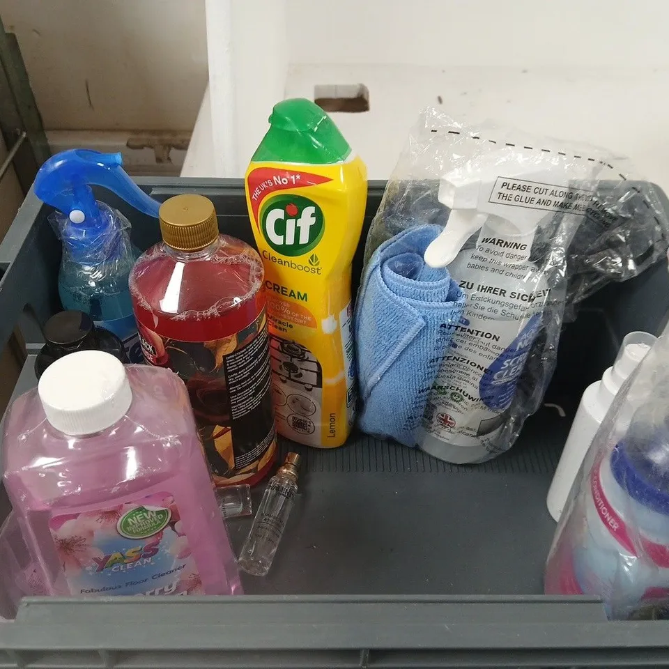 LOT OF ASSORTED HOUSEHOLD LIQUID ITEMS TO INCLUDE COMFORT, KARCHER WINDOW CLEANER AND BRUJAS GLASS CLEANER
