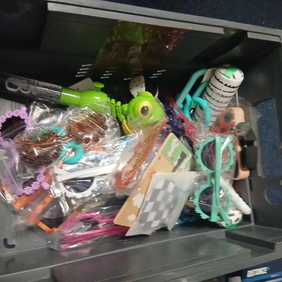 LARGE QUANTITY OF ASSORTED TOYS AND ACCESSORIES TO INCLUDE; NOVELTY GLASSES, CATAN ON THE ROAD, NUMBSTERS, NEE DOH NICE CUBE AND CLASSIFIED CARGO HIT THE SILK