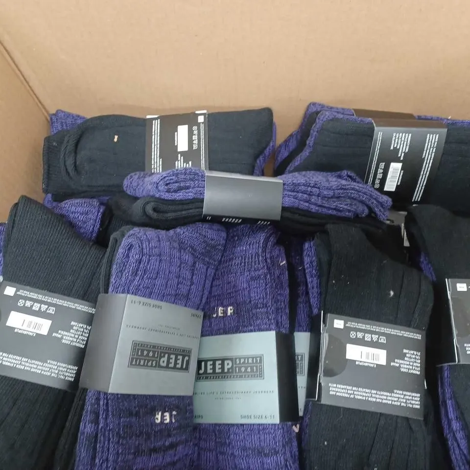 APPROXIMATELY 118 PAIRS OF MEN'S JEEP SOCKS IN PACKS OF 2 PURPLE/BLACK