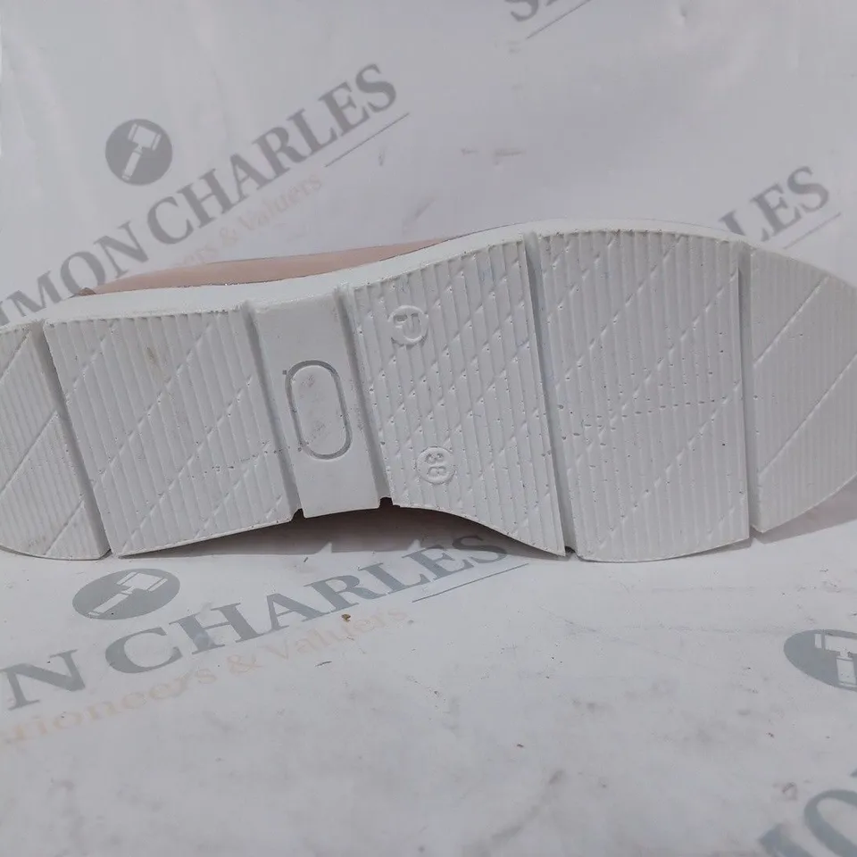 BOXED PAIR OF MODA IN PELLE GENE TRAINERS IN SALMON PINK SIZE 5