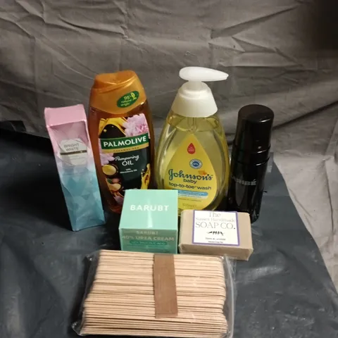 APPROXIMATEY 20 ASSORTED HEALTH AND BEAUTY PRODUCTS TO INCLUDE - JPHNSON'S BABY BODY WASH - PALMOLIVE PAMPERING OIL AND BRIGHT WHITE TOOTHPASTE