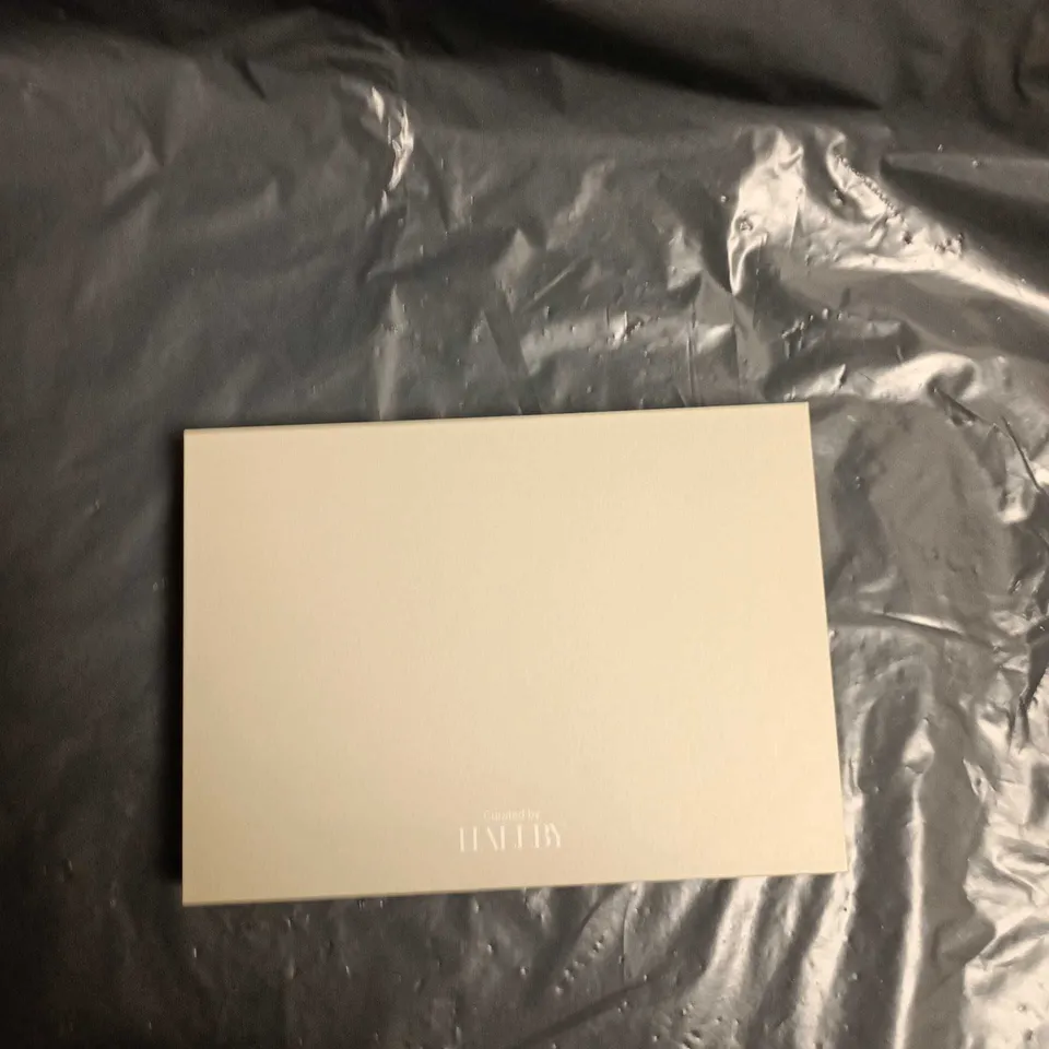 APPROXIMATELY 25 ASSORTED COSMETICS ITEMS TO INCLUDE HALLYBY GIFT BOX, NECK FIRMING SERUM AND BMPRO LIPGLOSS