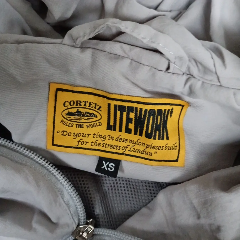 CORTEIZ LITEWORK NYLON WINDBREAKER JACKET – GREY/WHITE, XS