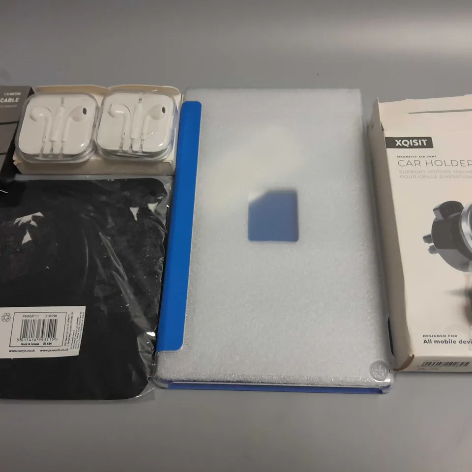 LOT OF 5 ASSORTED TECH ITEMS TO INCLUDE WIRED EARPHONE PAIR, XQISIT MAGNETIC AIR VENT CAR HOLDER AND GOJI AUDIO CABLE