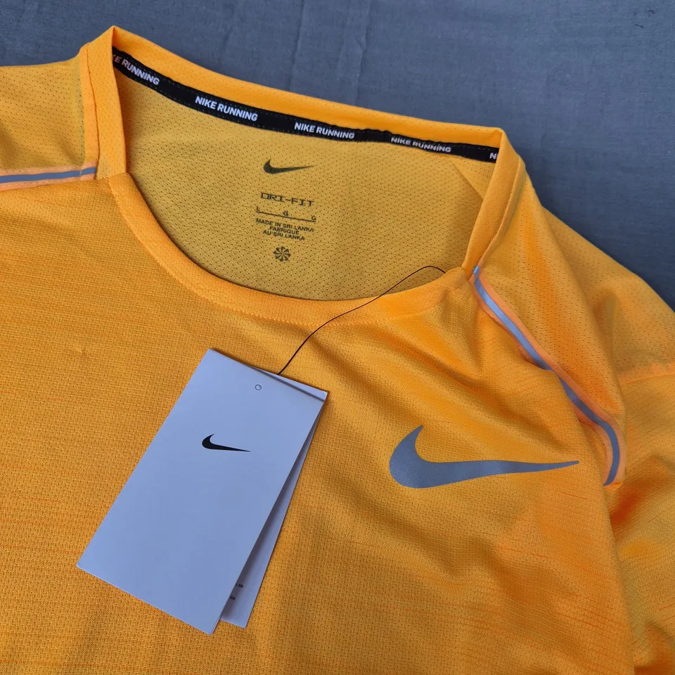 NIKE MENS RUNNING TEE IN ORANGE - LARGE