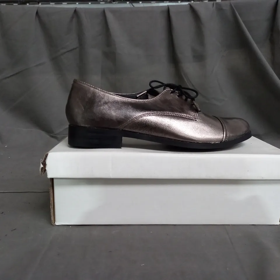 APPROXIMATELY 10 BOXED PAIRS OF METALLIC SHOES IN VARIOUS SIZES 