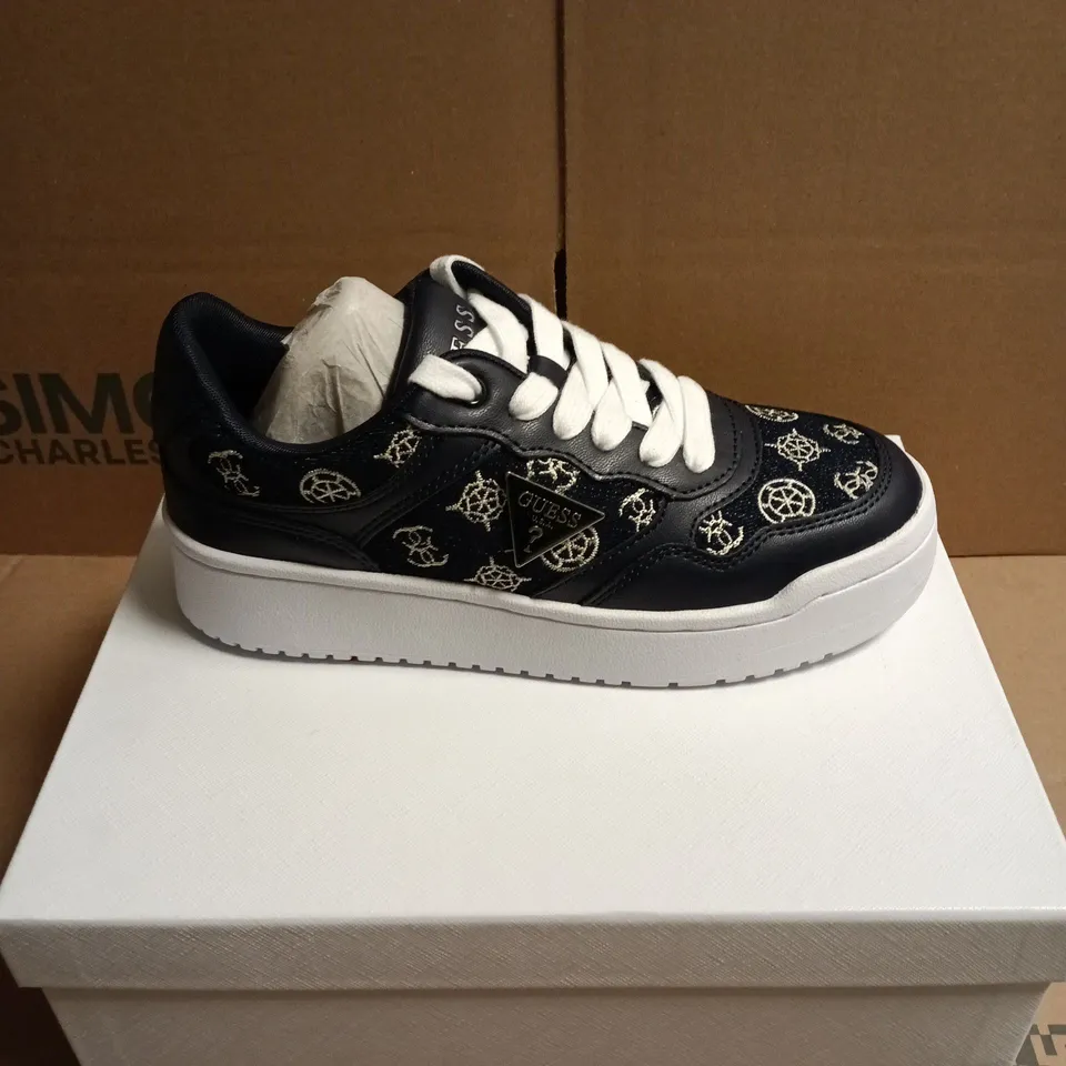 BOXED PAIR OF GUESS FIENA 4G LOGO PEONY TRAINERS - 3.5