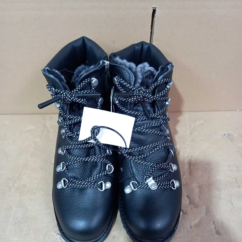 EMU LARAWAG WATERPROOF BOOTS - SIZE 6