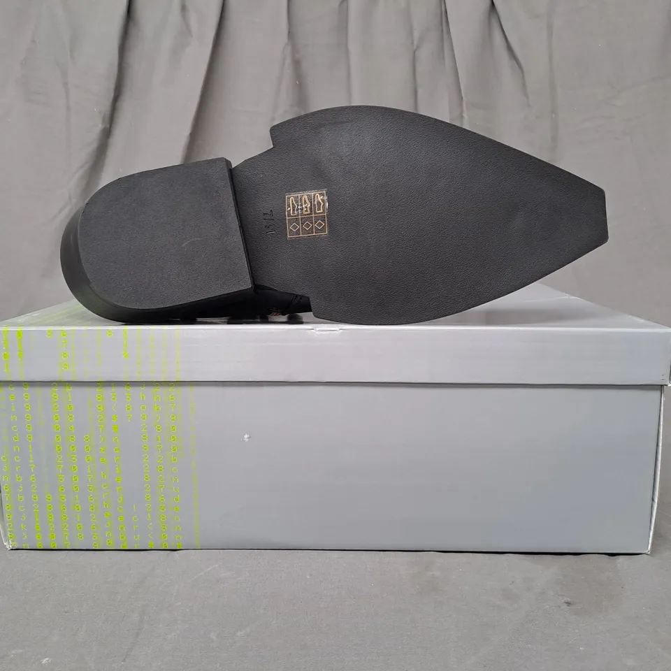 BOXED PAIR OF KOI SOUL RENDER COWBOY BOOTS IN BLACK/BRONZE EFFECT UK SIZE 7