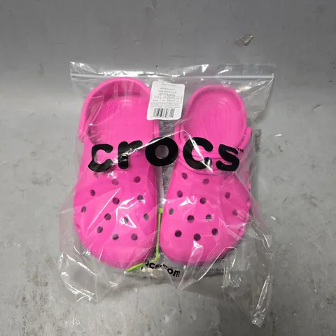 UNBOXED PAIR OF CHILDRENS CROCS BAYA CLOG SHOES IN ELECTRIC PINK - J4