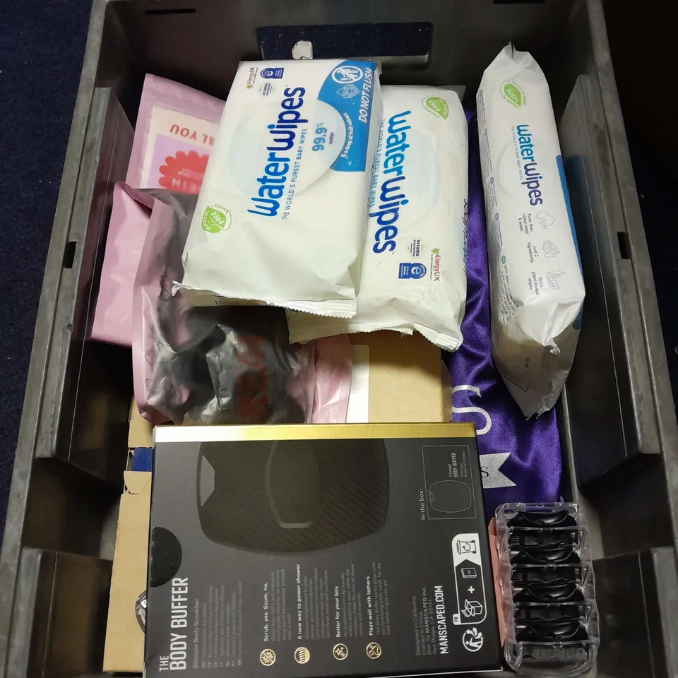 APPROXIMATELY 12 ASSORTED COSMETICS AND BEAUTY ITEMS TO INCLUDE WATER WIPES , BODY BUFFER SYNTHETIC HAIR , ETC 