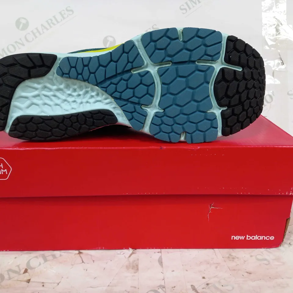 BOXED PAIR OF NEW BALANCE FRESH FOAM 880 RUNNING SHOES IN AQUA/LIME UK SIZE 9.5
