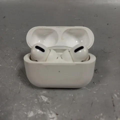 WIRELESS EARPHONES WITH CHARGING CASE IN WHITE 