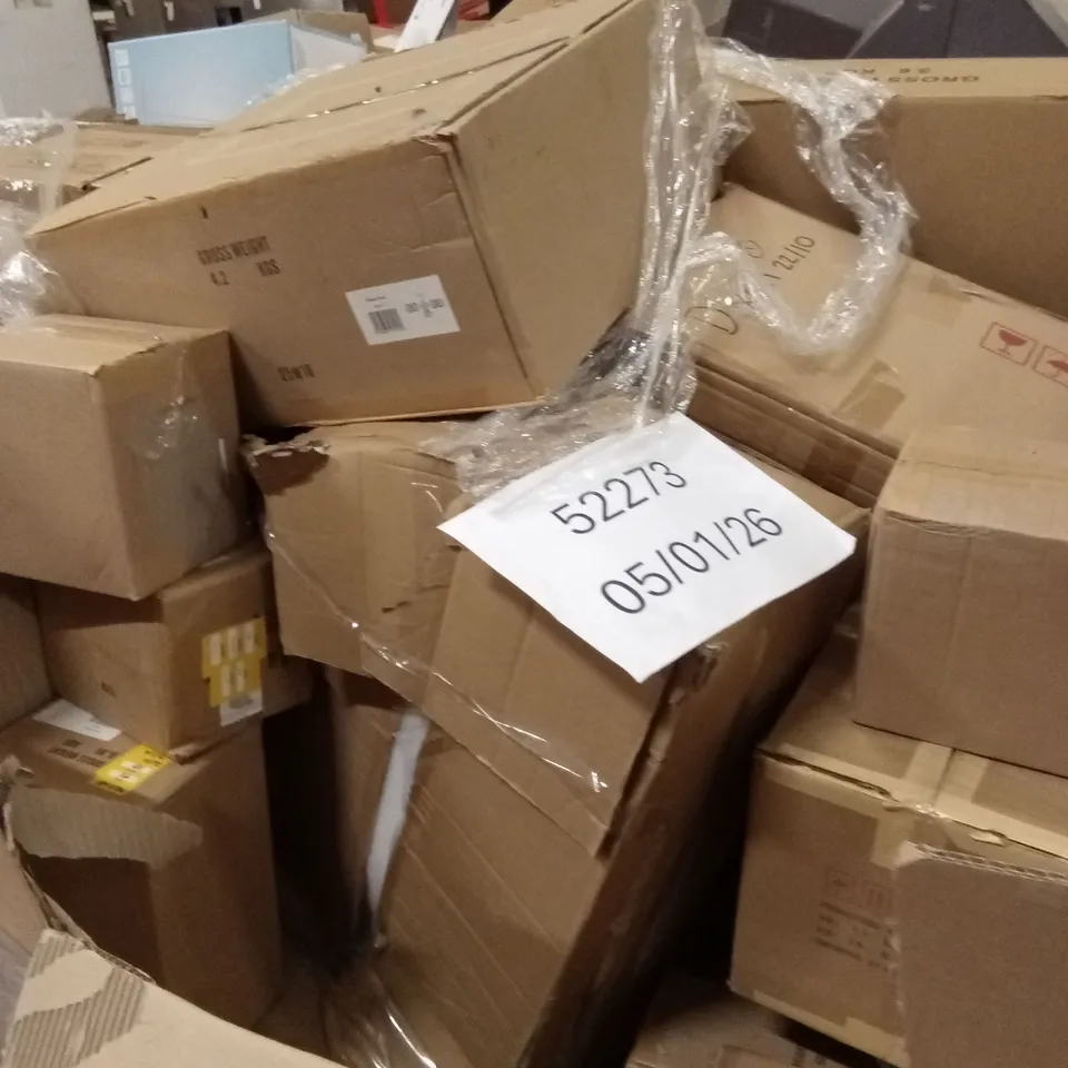 PALLET TO CONTAIN A LARGE QUANTITY OF DESIGNER HOME LIGHTING GOODS AND PRODUCTS 