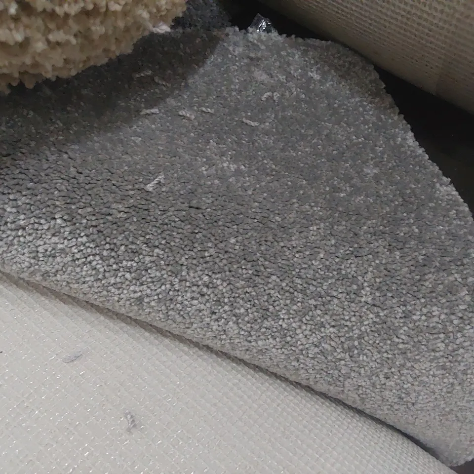 ROLL OF QUALITY FREEDOM XTRA FOG CARPET APPROXIMATELY 5M × 6.1M