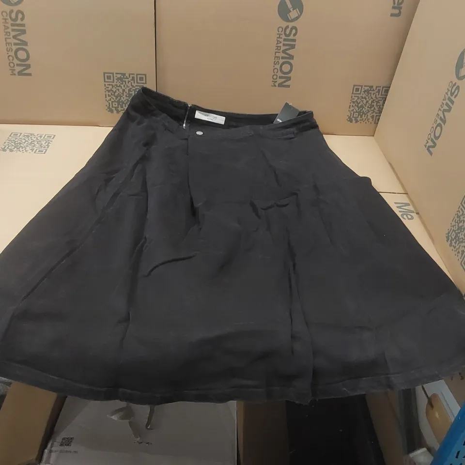 BOX CONTAINING APPROXIMATELY 16x BRAND NEW JD WILLIAMS BLACK PLEAT SKIRTS - SIZE 20