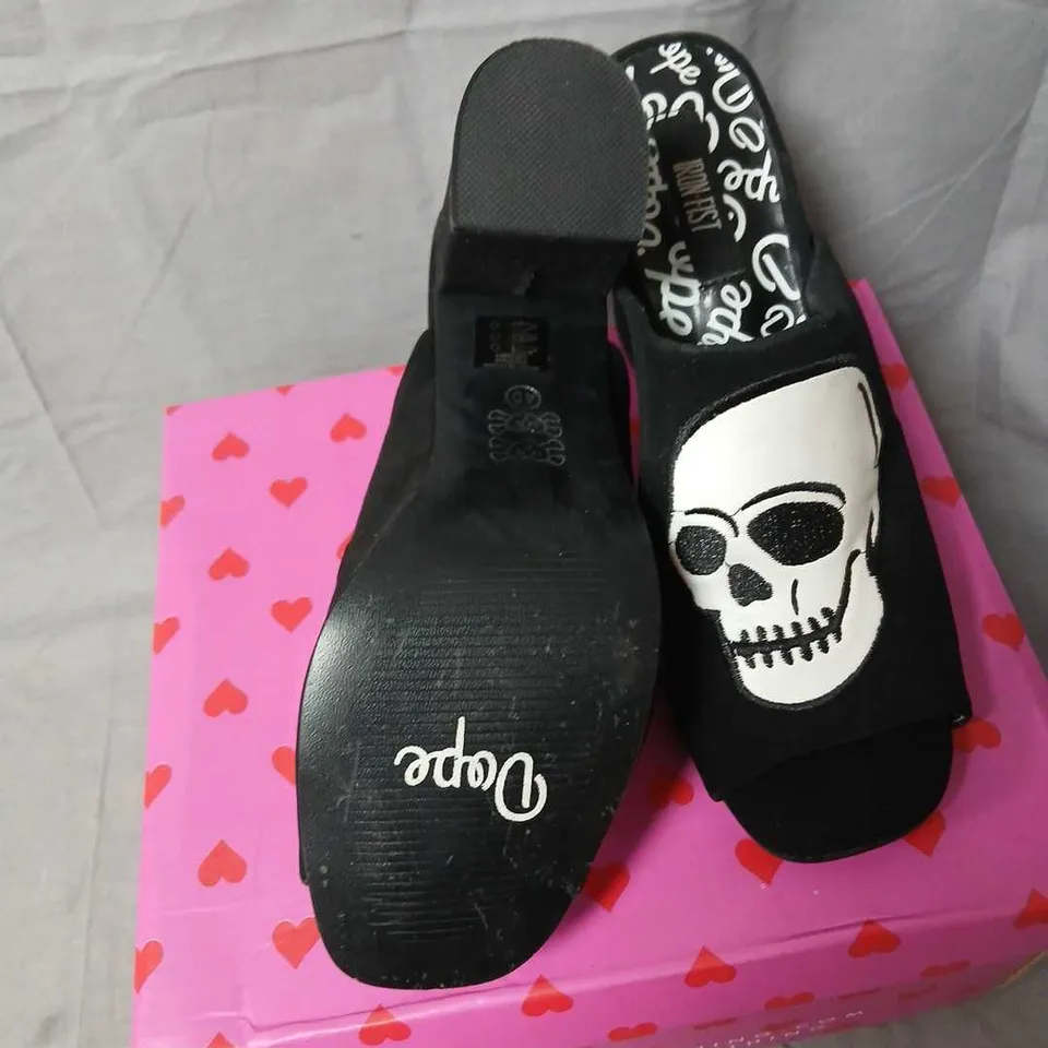 IRON FIST DEAD TIRED SLIDE HEELS – BLACK SKULL PRINT (WOMEN) SIZE 7