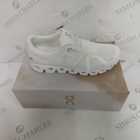 BOXED PAIR OF CLOUD 5 RUNNING SHOES IN WHITE - UK SIZE 9