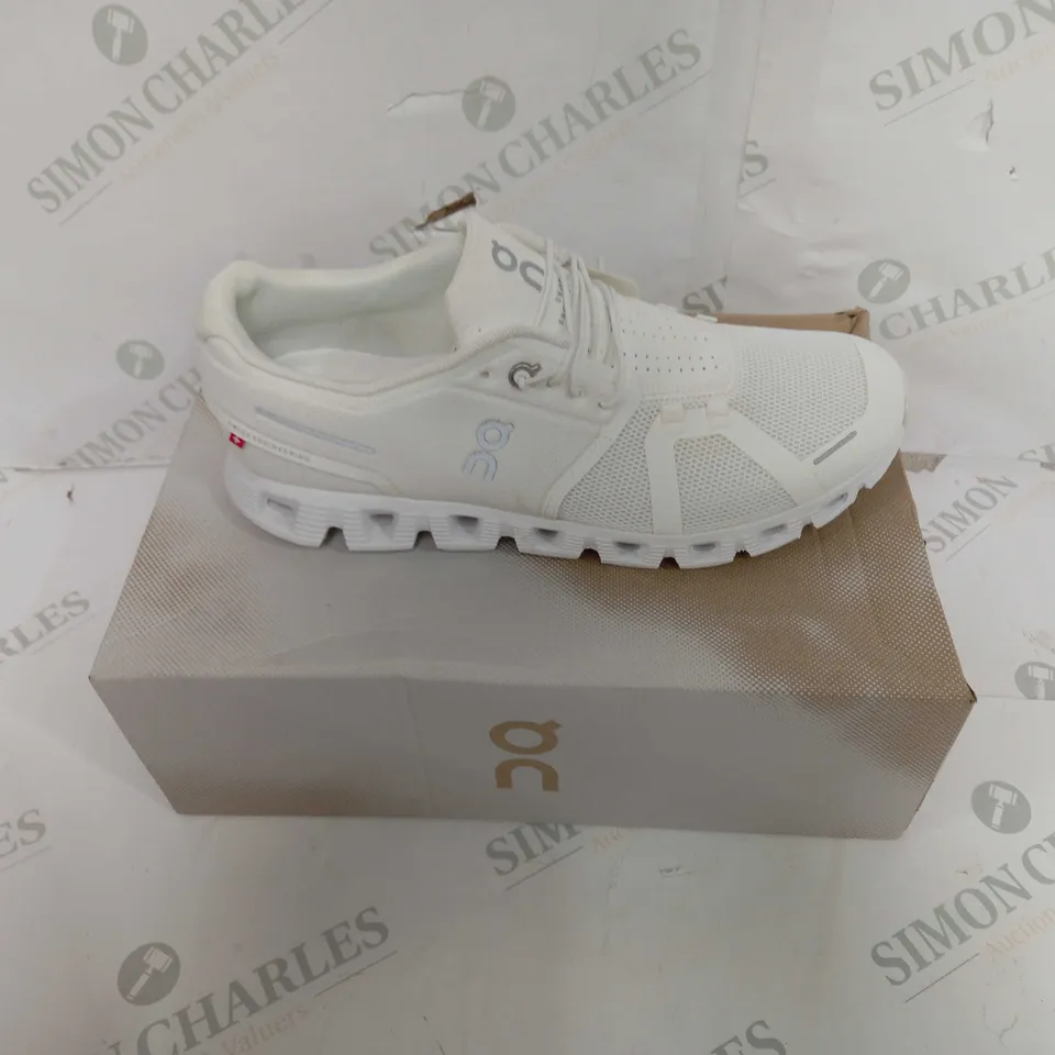 BOXED PAIR OF CLOUD 5 RUNNING SHOES IN WHITE - UK SIZE 9