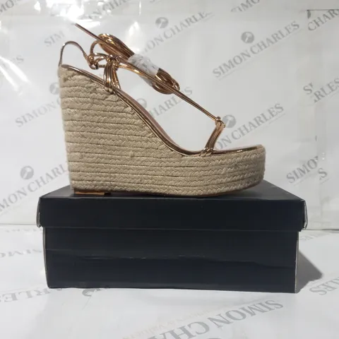 BOXED PAIR OF PRETTY LITTLE THING OPEN TOE WEDGE SANDALS IN ROSE GOLD SIZE 6