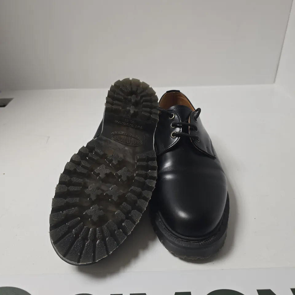 SOLOVAIR X TOAST BLACK LEATHER DERBY SHOE – LACE-UP