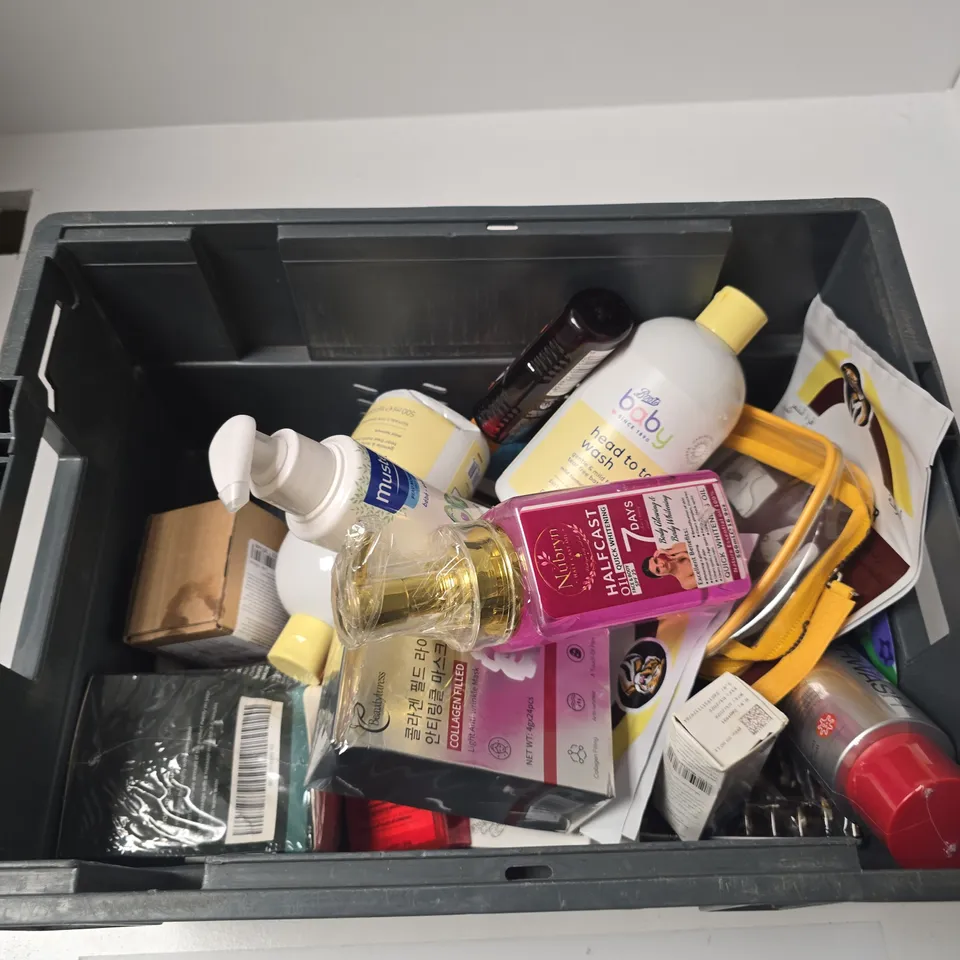 TOTE OF APPROXIMATELY 10 ASSORTED BEAUTY PRODUCTS INCLUDING MUSTELA BODY LOTION, BOOTS BABY HEAD TO TOE WASH AND MASSAGE SOAP