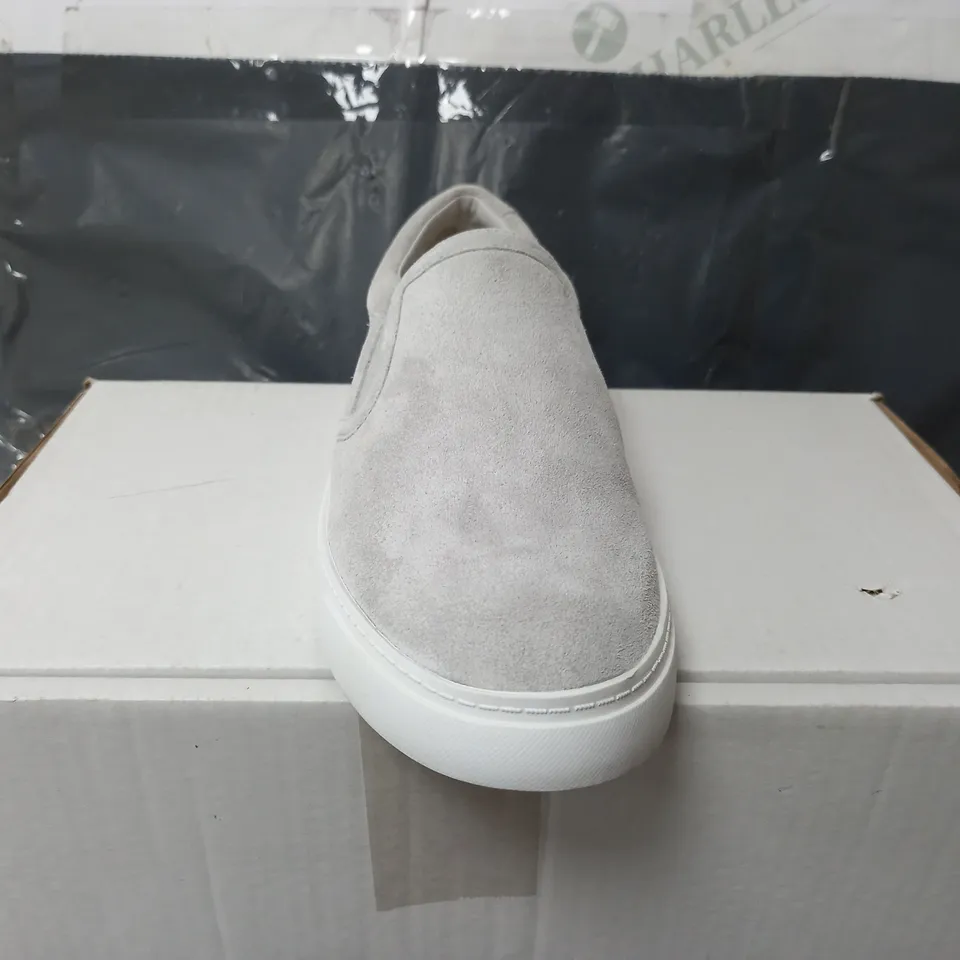 BOXED PAIR OF CLARKS LIGHT GREY PUMPS TRAINERS - SIZE 6