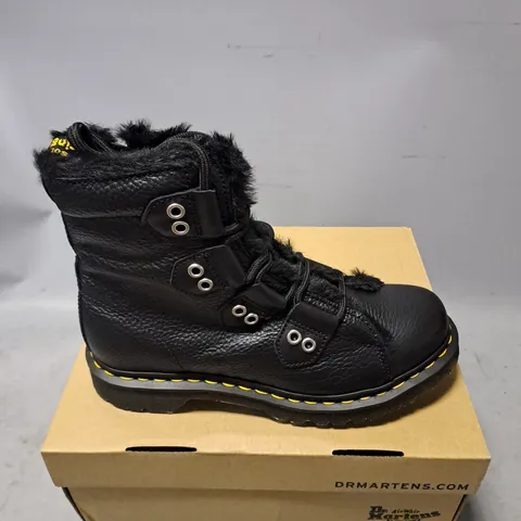 BOXED PAIR OF DR MARTENS WARMAIR LINED BOOT IN BLACK SIZE 7