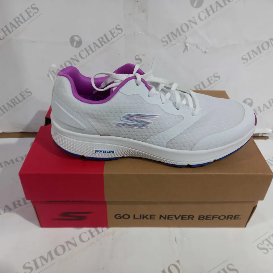 BOXED PAIR OF SKECHERS GO RUN PERFORMANCE SHOES WHITE/PURPLE UK SIZE 7