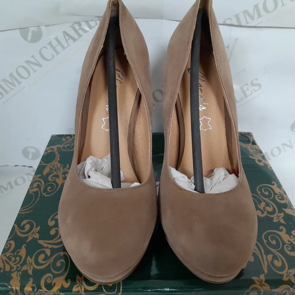 BOXED PAIR OF CLARAS CLOSED TOE THIN BLOCK HEELS IN CAMEL - SIZE 35