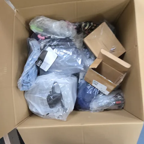 BOX OF APPROXIMATELY 15 ASSORTED ITEMS TO INCLUDE: FESTIVE STRING LIGHTS