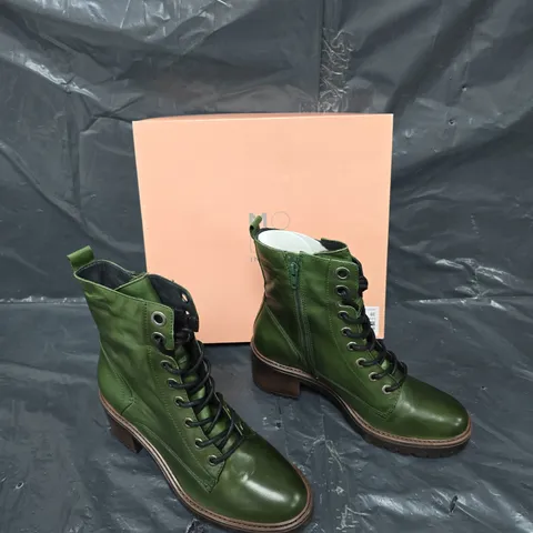 BOXED PAIR OF MODA IN PELLE BELLZIE GREEN LEATHER LACE UP LEATHER ANKLE BOOT SIZE 39