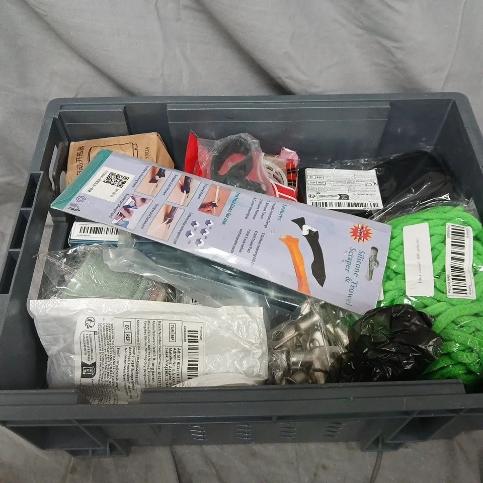 APPROXIMATELY 20 ASSORTED HOUSEHOLD ITEMS 