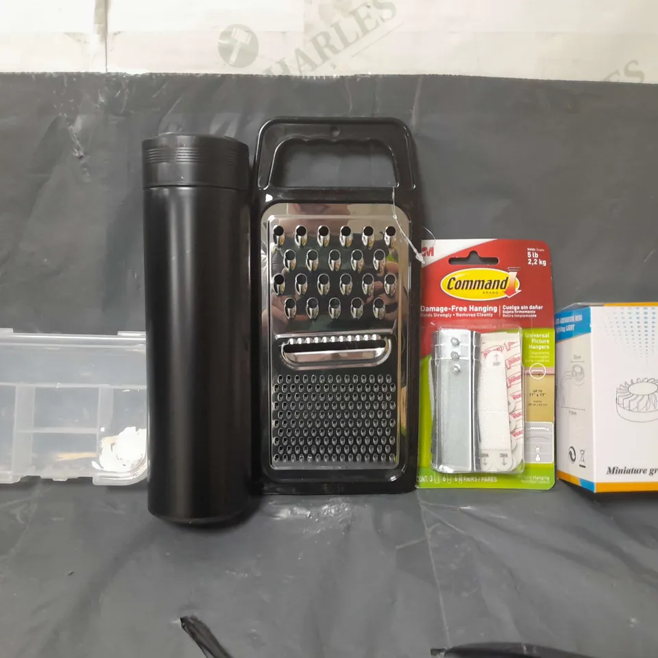 BOX OF APPROXIMATELY 7 ASSORTED ITEMS TO INCLUDE - COMMAND DAMAGE FREE HANGING , METAL BOTTLE , MINITURE GRASS LAMP ETC