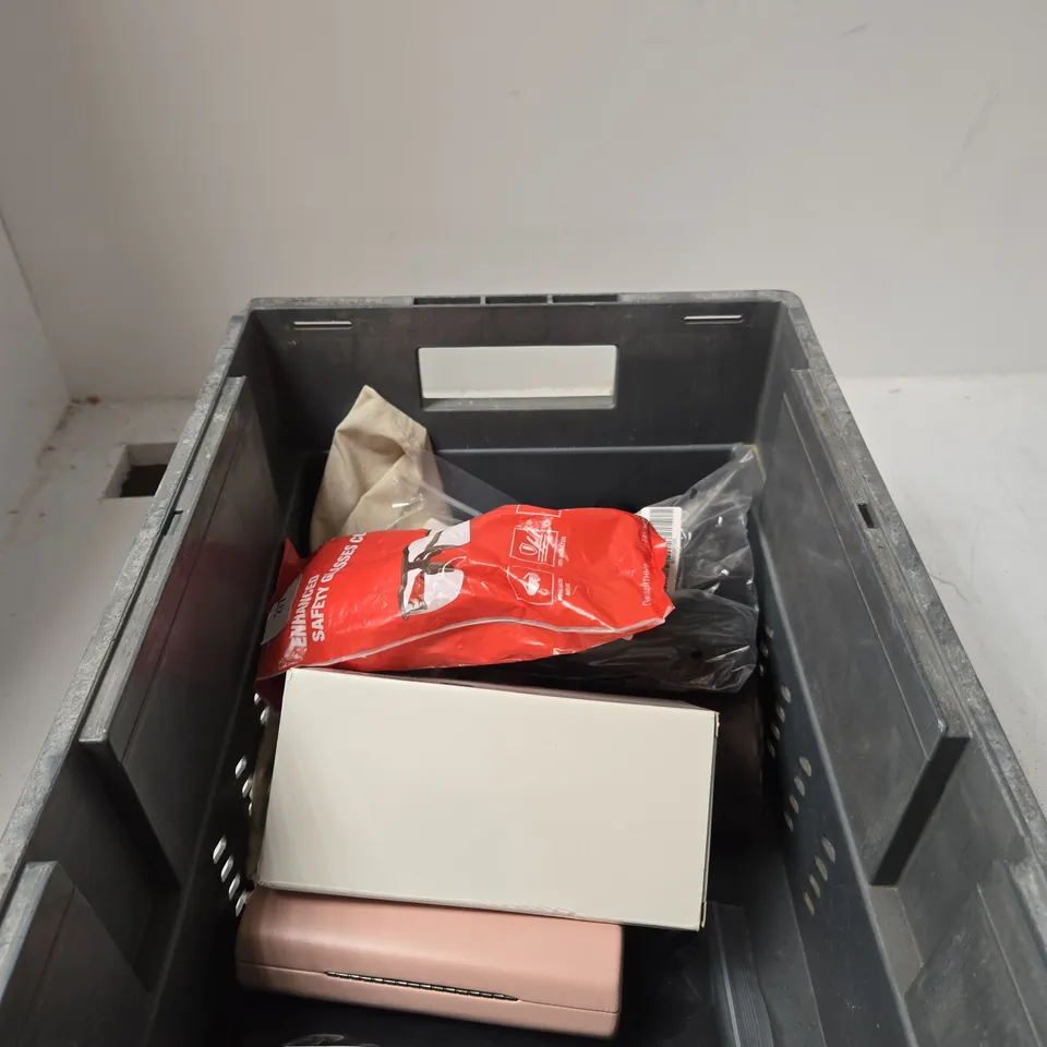 APPROXIMTELY 8 ASSORTED SUNGLASSES AND CASES