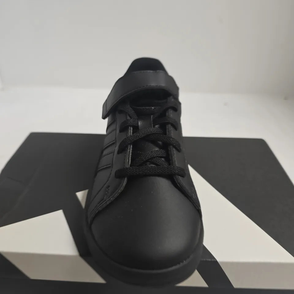 BOXED PAIR OF ADIDAS GRAND COURT 3.0 EL C BLACK TRAINERS – UK 13.5 - KIDS
