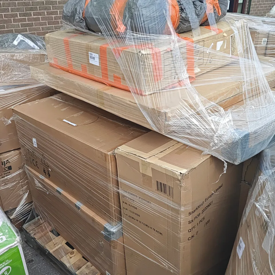 PALLET CONTAINING 8 ASSORTED ITEMS TO INCLUDE GARDEN GEAR AND WEBB