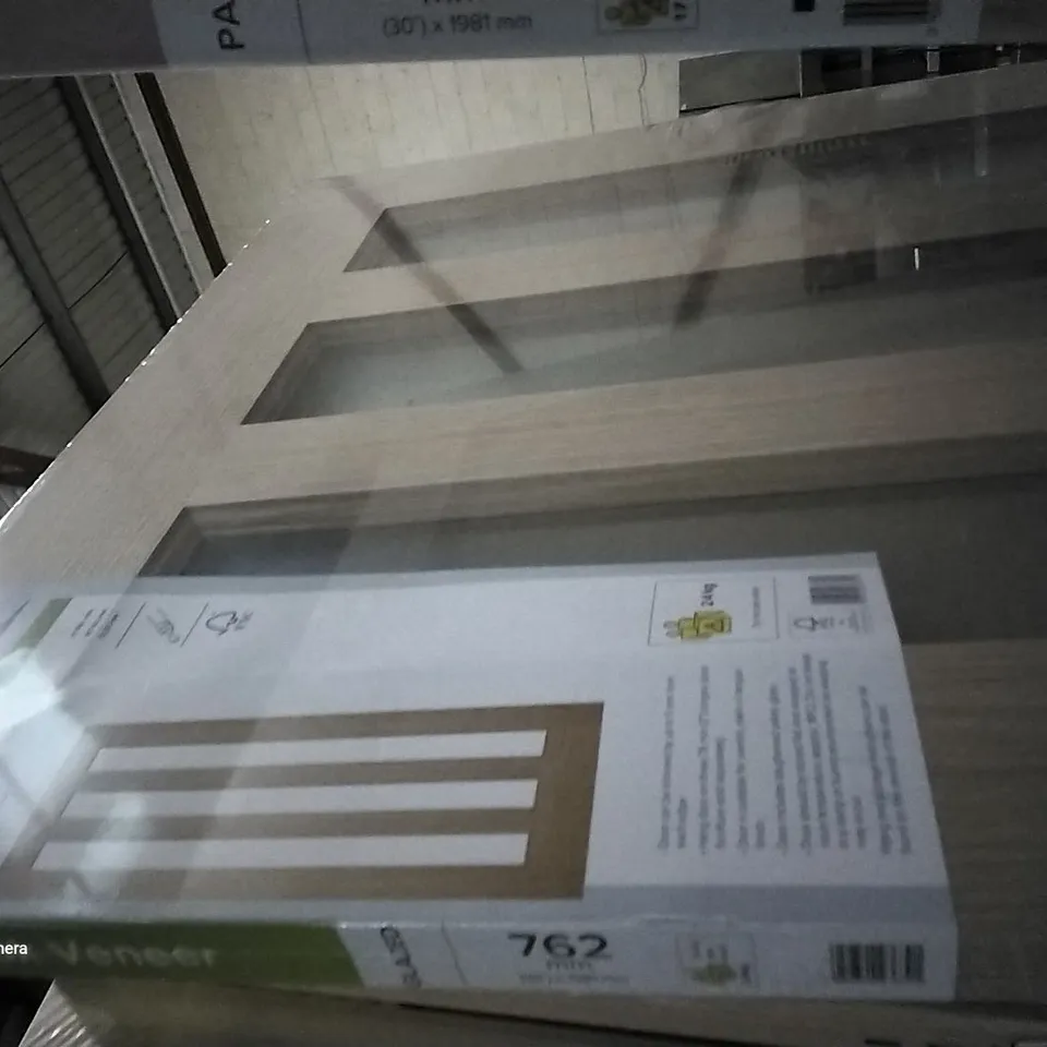 VERTICAL 3 PANEL OAK VENEER GLAZED INTERNAL DOOR 1981 × 762MM