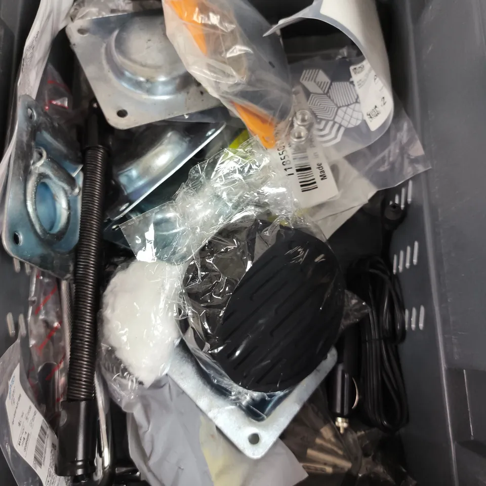 APPROXIMATELY 10 ASSORTED VEHICLE PARTS/ACCESSORIES TO INCLUDE L PLATES, SEAT BELT UNIT, CONNECTOR WIRE ETC 