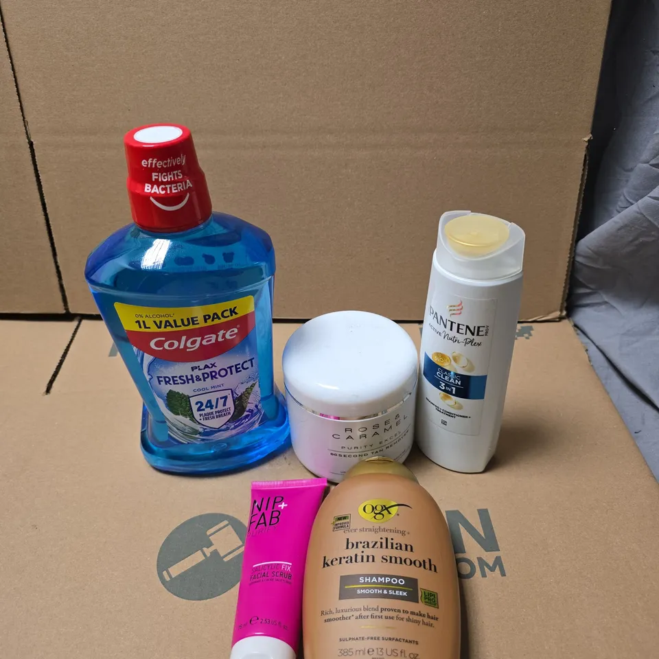 APPROXIMATELY 20 ASSORTED COSMETIC ITEMS TO INCLUDE COLGATE MOUTHWASH, ROSE AND CARAMEL 60 SECOND TAN REMOVER, PANTENE 3 IN 1, NIP AND FAB PURIFY ETC