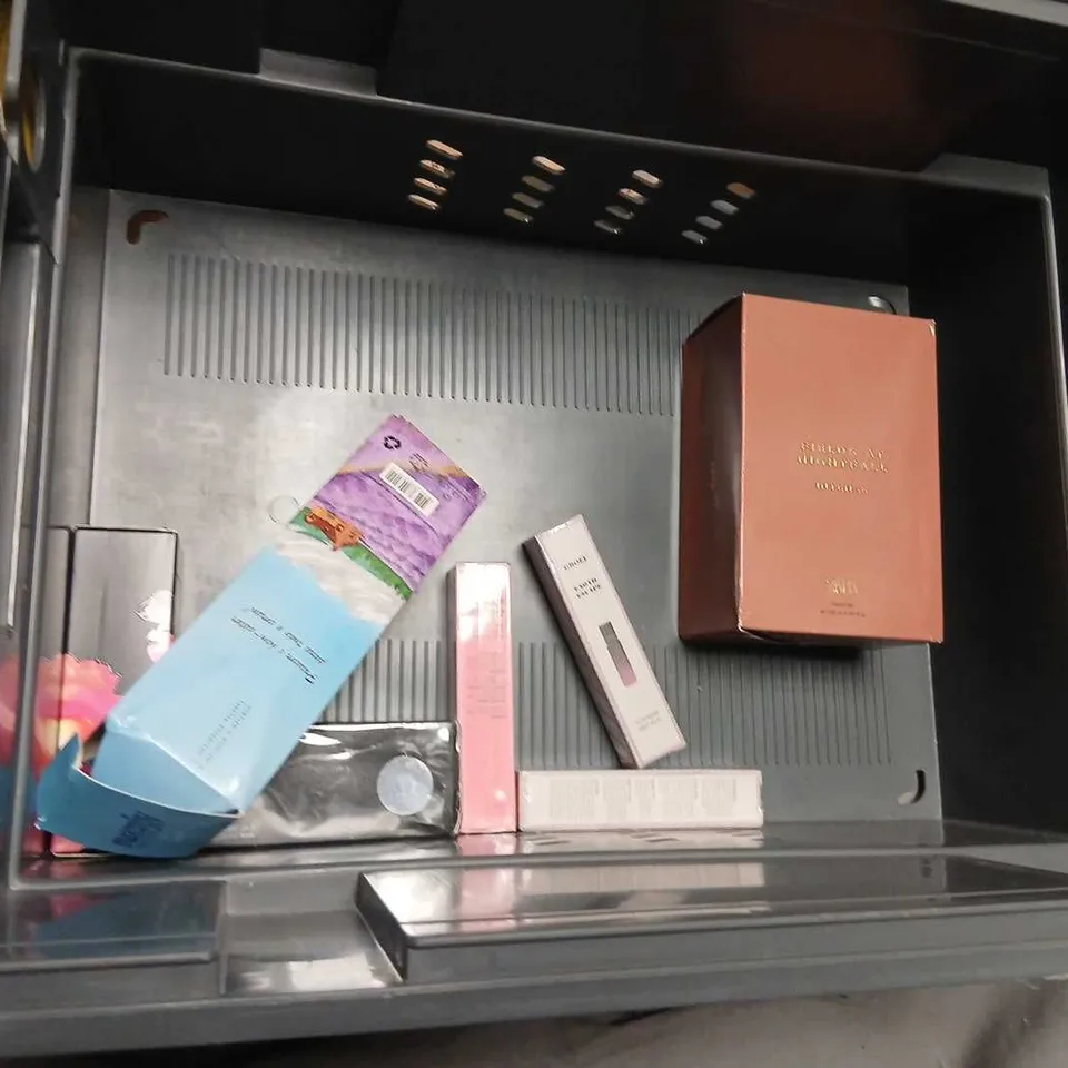 APPROXIMATELY TEN ASSORTED BOXED FRAGRANCES TO INCLUDE; AVON, ZARA, KIMBIE AND TED BAKER