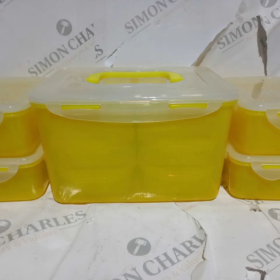 SET OF PLASTIC FOOD CONTAINERS