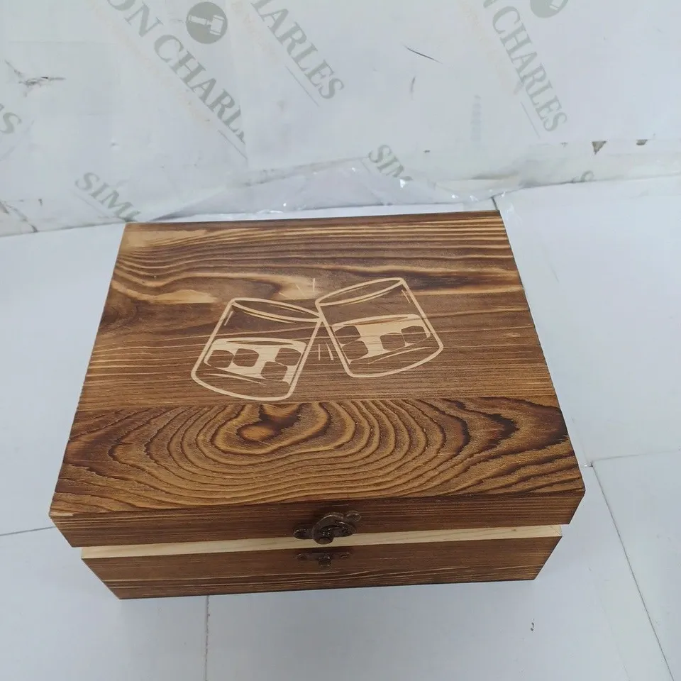 GLASS SET WITH REUSABLE ICE AND WOODEN BOX