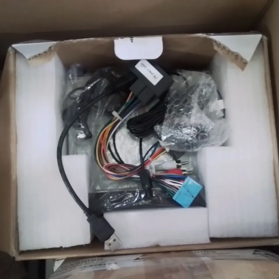 LARGE BOX CONTAINING ASSORTED CAR MULTIMEDIA SYSTEM INTERFACES // MODELS VARY