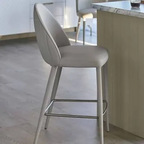 BOXED DANETTI SAYLOR LIGHT GREY FAUX LEATHER BAR STOOL (1 BOX)