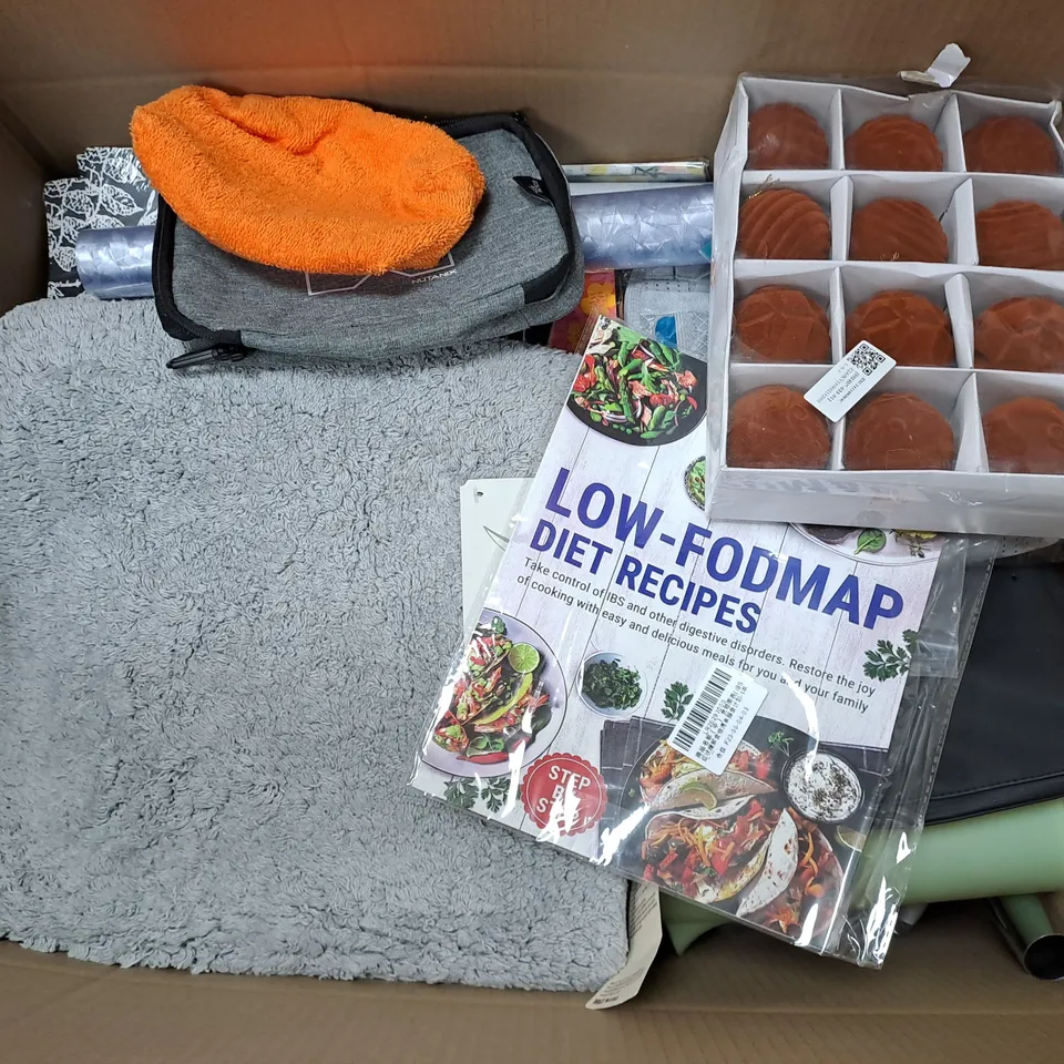 APPROXIMATELY 20 ASSORTED HOUSEHOLD ITEMS TO INCLUDE BATH RUG, ORNAMENTS, END OF LIFE PLANNER, ETC - COLLECTION ONLY