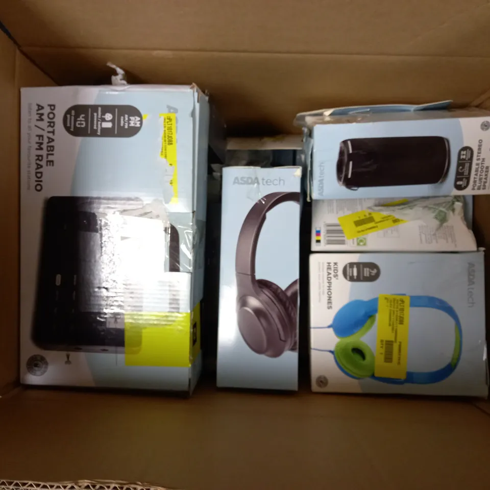LOT OF APPROXIMATELY 18 ASSORTED ELECTRICALS TO INCLUDE PORTABLE AM/FM RADIO, PORTABLE STEREO BLUETOOTH SPEAKER, USB PC HEADSET, ETC