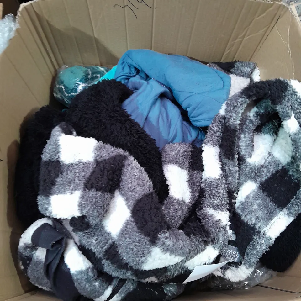 LARGE BOX OF ASSORTED CLOTHING ITEMSIN VARIOUS SIZES