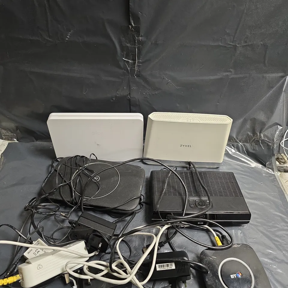 APPROXIMATELY 6 ASSORTED ELECTRICAL PRODUCTS TO INCLUDE - ZYXEL ROUTER - BT ROUTER - SKY ROUTER - ETC