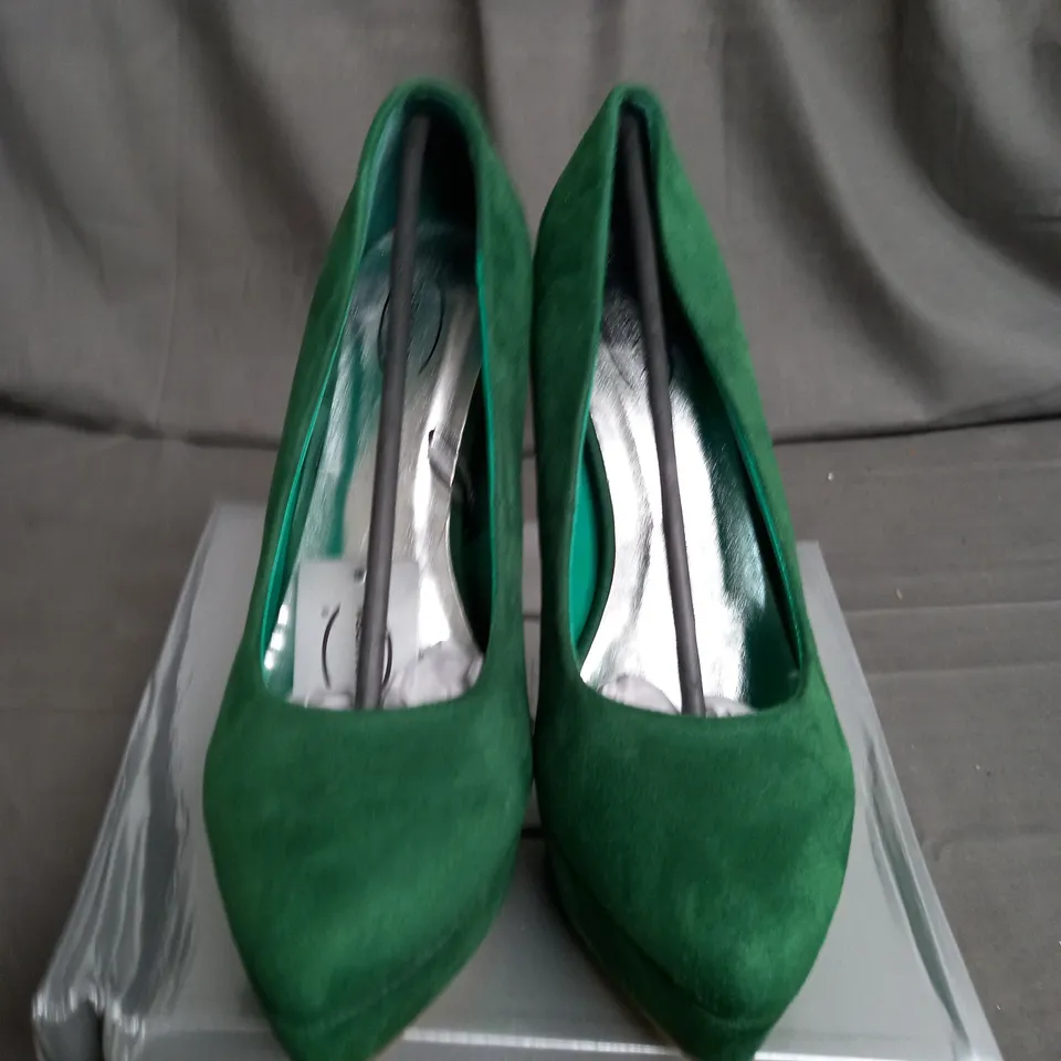 APPROXIMATELY 12 CASANDRA FAUX SUEDE GREEN HIGH HEELS IN VARIOUS SIZES